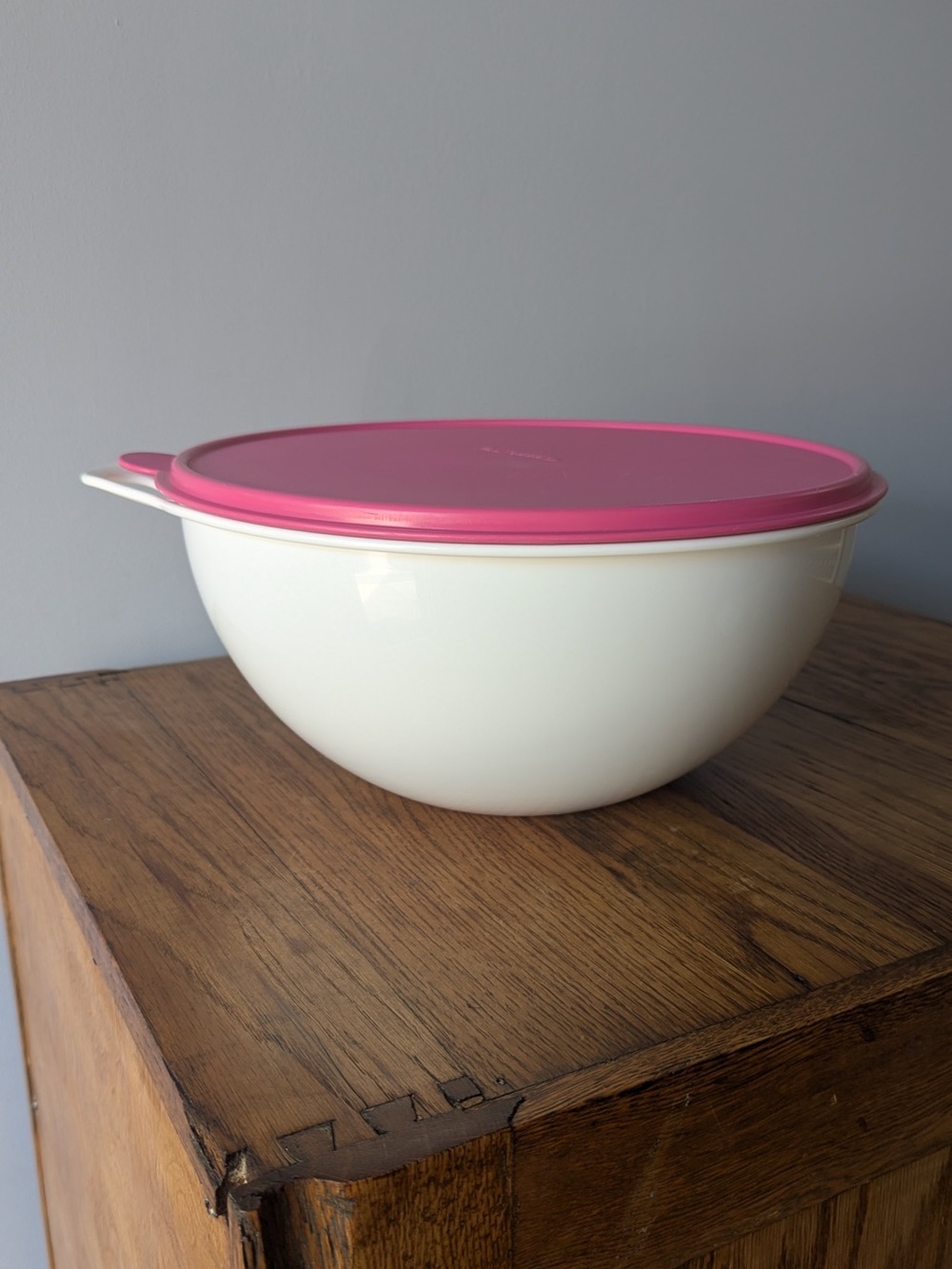 Tupperware 32 Cup Thatsa Bowl White w/ Pink Lid - V 2539 2540